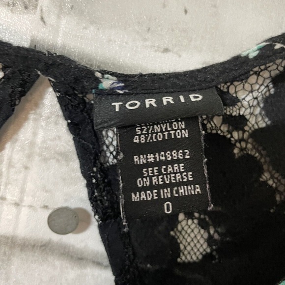 Torrid 100% Rayon Women’s Cap Sleeve Lace Cutout Top Black w/ Blue Flowers Sz 0 - Picture 8 of 10